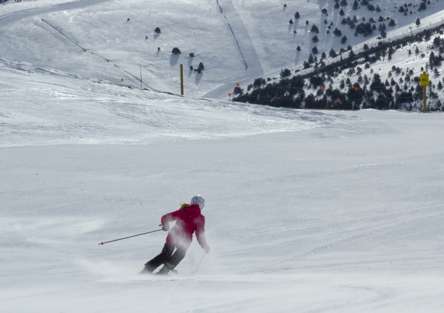 Esquiadora bajando por la pista